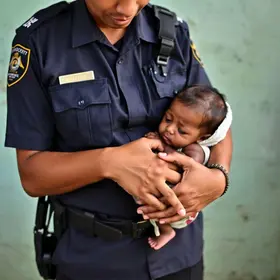 policial que amamentou bebê abandonada
